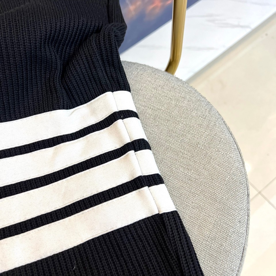 TB汤姆布朗、2025秋冬新品【加绒加厚】休闲长裤，以实用主义设计诠释冬日舒适美学。裤装采用弹性抽绳腰头