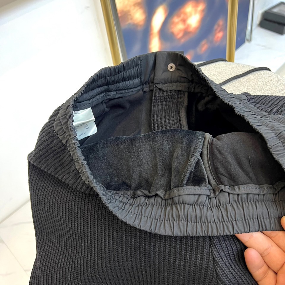 TB汤姆布朗、2025秋冬新品【加绒加厚】休闲长裤，以实用主义设计诠释冬日舒适美学。裤装采用弹性抽绳腰头