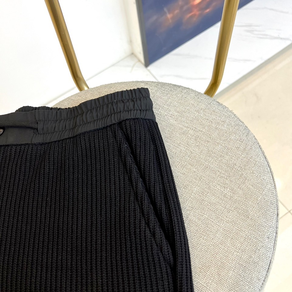 TB汤姆布朗、2025秋冬新品【加绒加厚】休闲长裤，以实用主义设计诠释冬日舒适美学。裤装采用弹性抽绳腰头