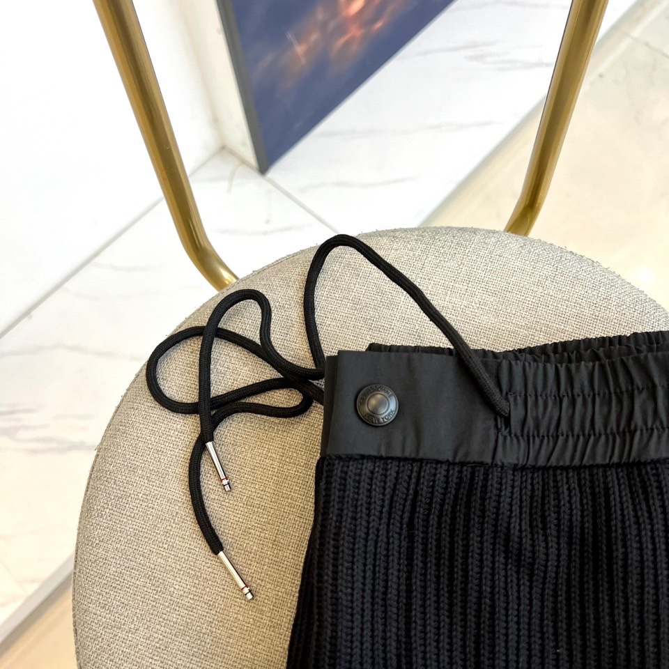 TB汤姆布朗、2025秋冬新品【加绒加厚】休闲长裤，以实用主义设计诠释冬日舒适美学。裤装采用弹性抽绳腰头