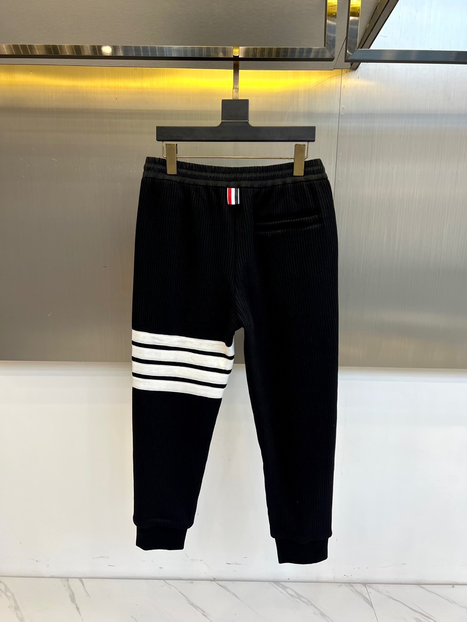 TB汤姆布朗、2025秋冬新品【加绒加厚】休闲长裤，以实用主义设计诠释冬日舒适美学。裤装采用弹性抽绳腰头