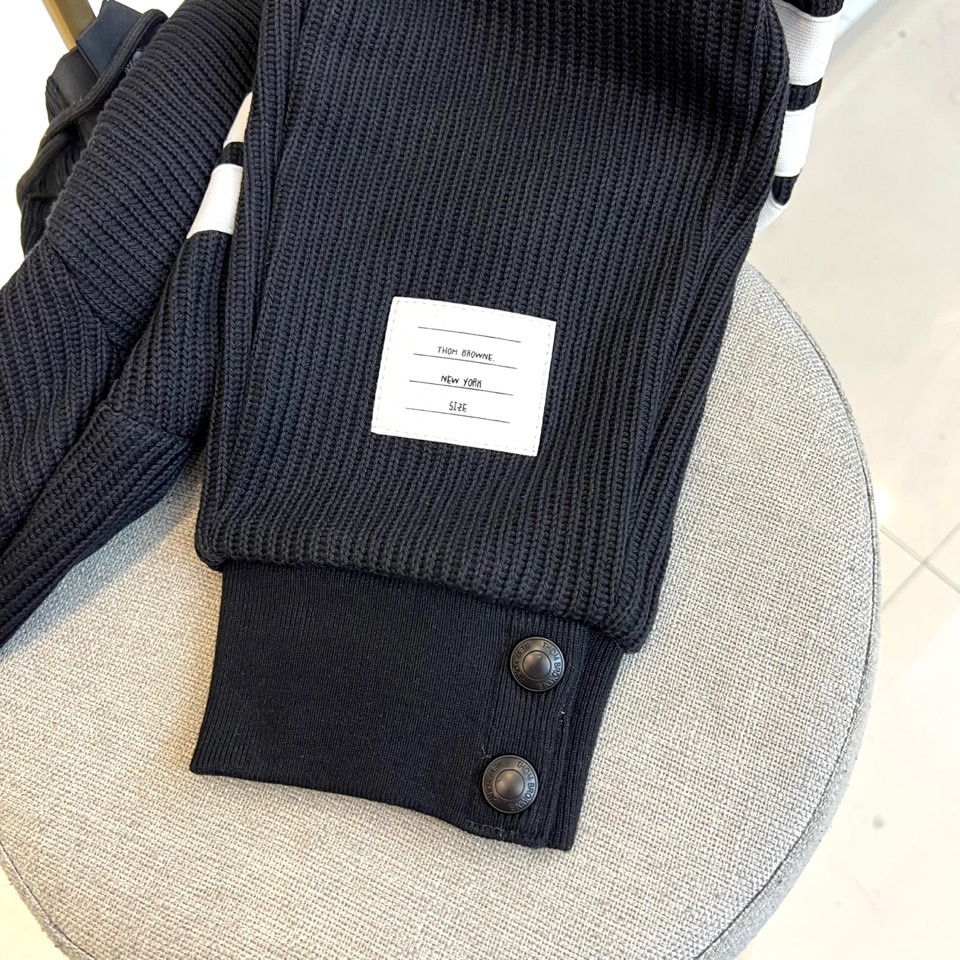 TB汤姆布朗、2025秋冬新品【加绒加厚】休闲长裤，以实用主义设计诠释冬日舒适美学。裤装采用弹性抽绳腰头