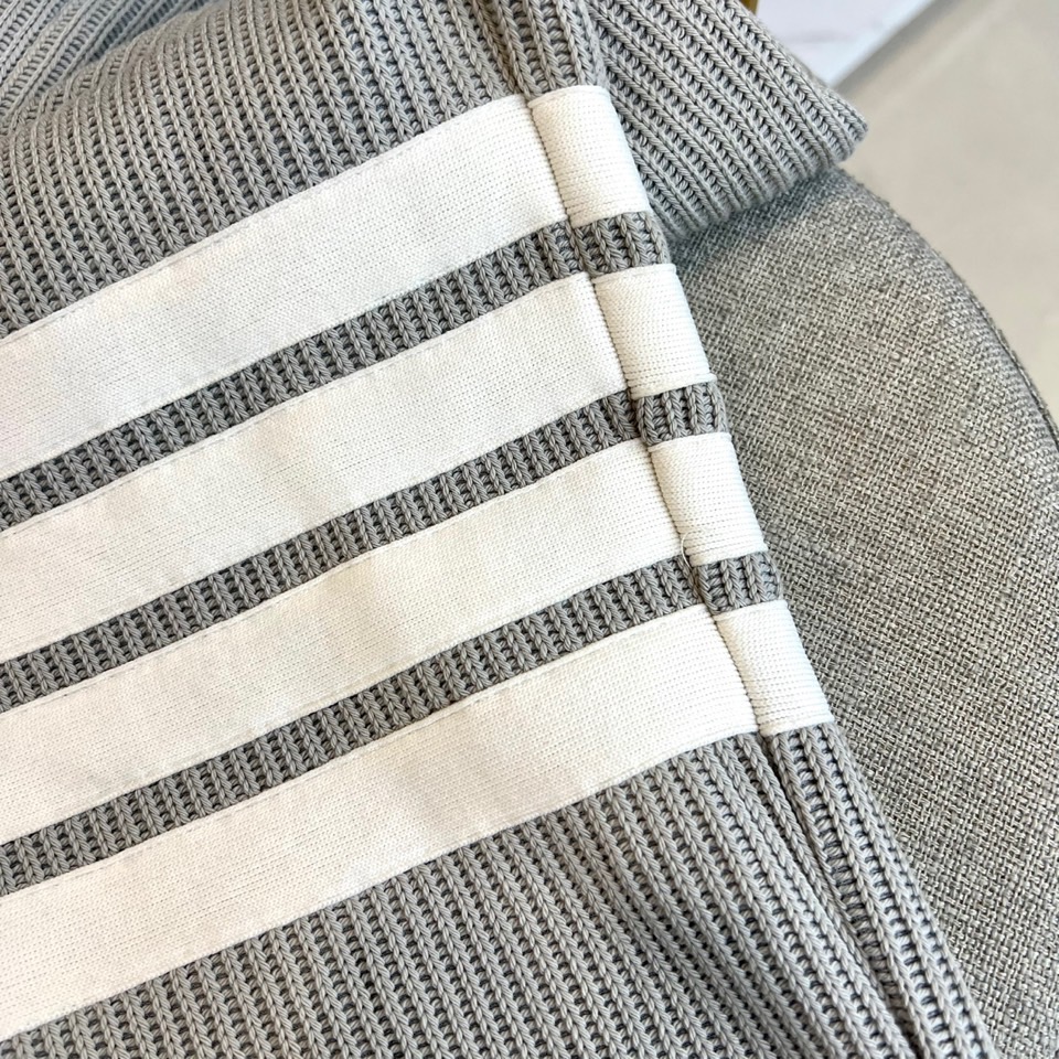 TB汤姆布朗、2025秋冬新品【加绒加厚】休闲长裤，以实用主义设计诠释冬日舒适美学。裤装采用弹性抽绳腰头