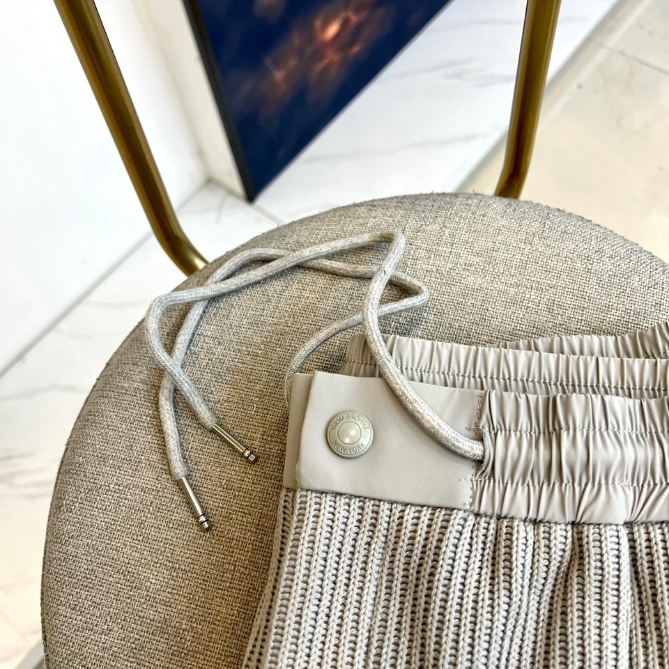 TB汤姆布朗、2025秋冬新品【加绒加厚】休闲长裤，以实用主义设计诠释冬日舒适美学。裤装采用弹性抽绳腰头