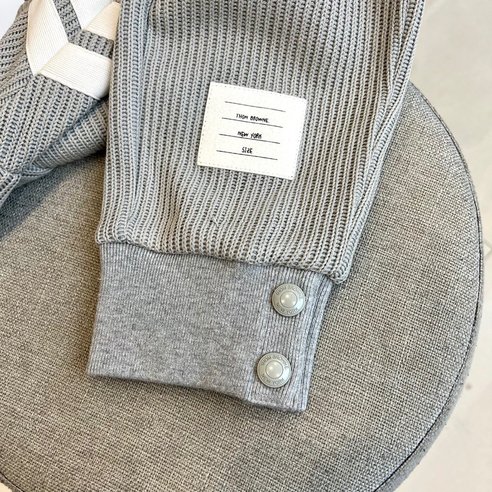 TB汤姆布朗、2025秋冬新品【加绒加厚】休闲长裤，以实用主义设计诠释冬日舒适美学。裤装采用弹性抽绳腰头