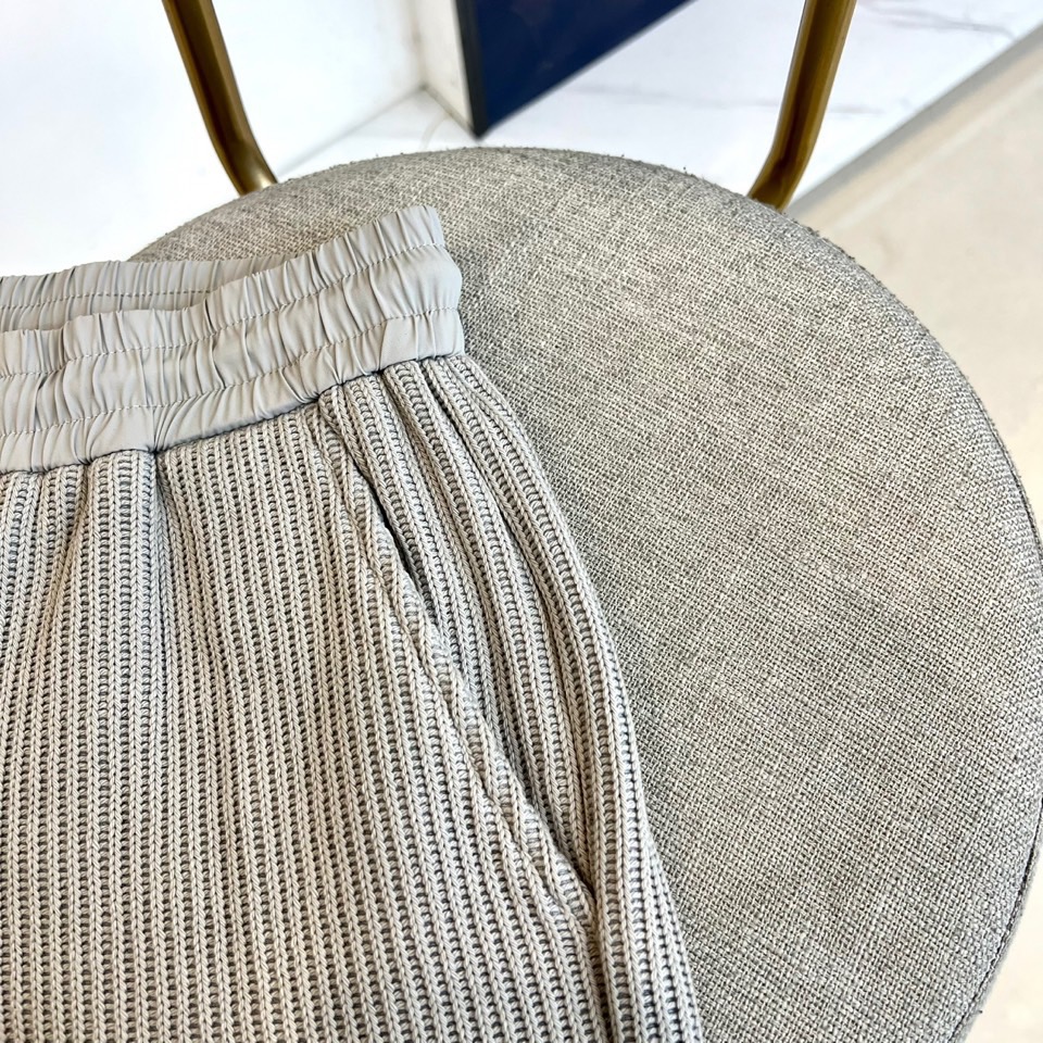 TB汤姆布朗、2025秋冬新品【加绒加厚】休闲长裤，以实用主义设计诠释冬日舒适美学。裤装采用弹性抽绳腰头