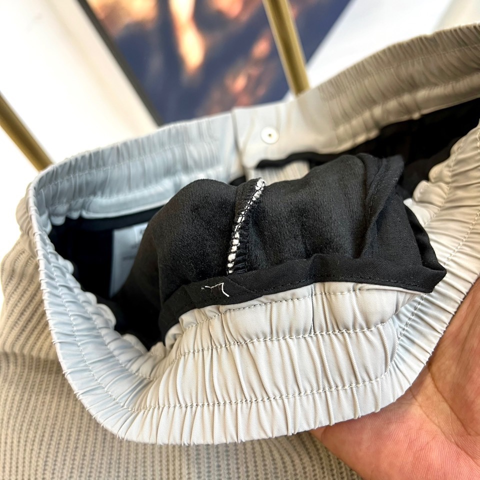 TB汤姆布朗、2025秋冬新品【加绒加厚】休闲长裤，以实用主义设计诠释冬日舒适美学。裤装采用弹性抽绳腰头