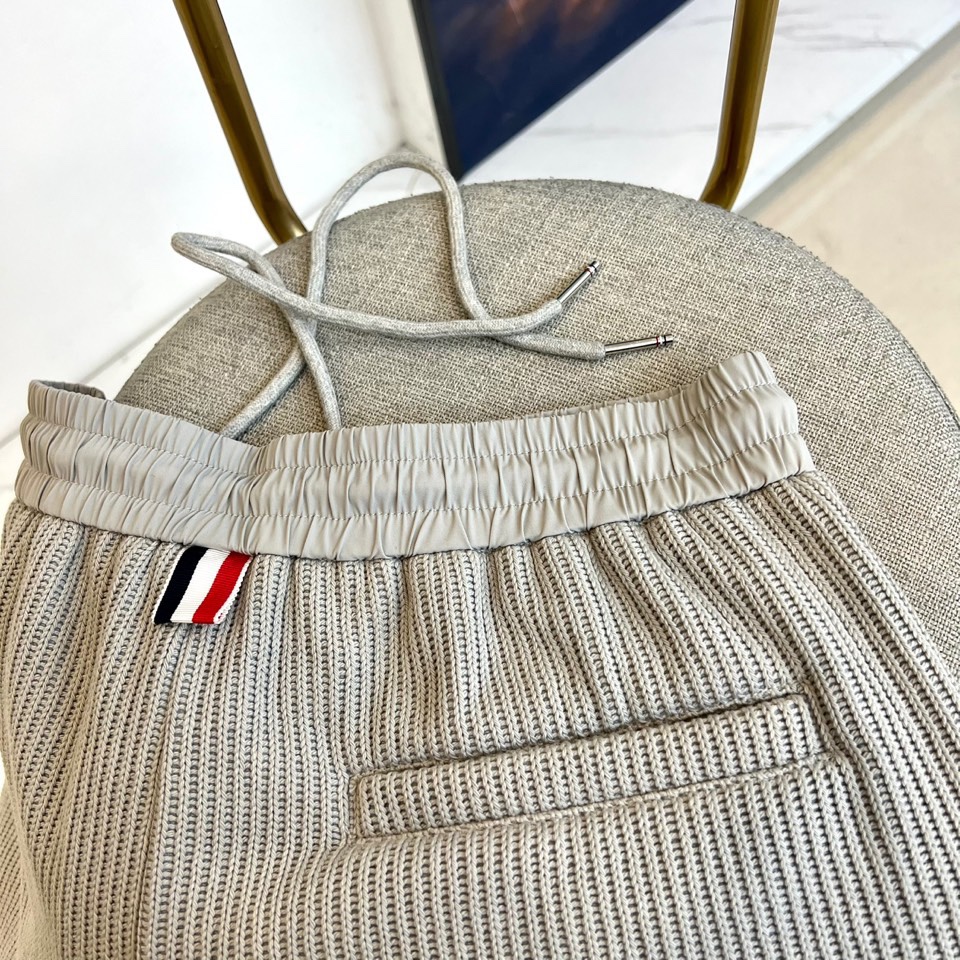 TB汤姆布朗、2025秋冬新品【加绒加厚】休闲长裤，以实用主义设计诠释冬日舒适美学。裤装采用弹性抽绳腰头