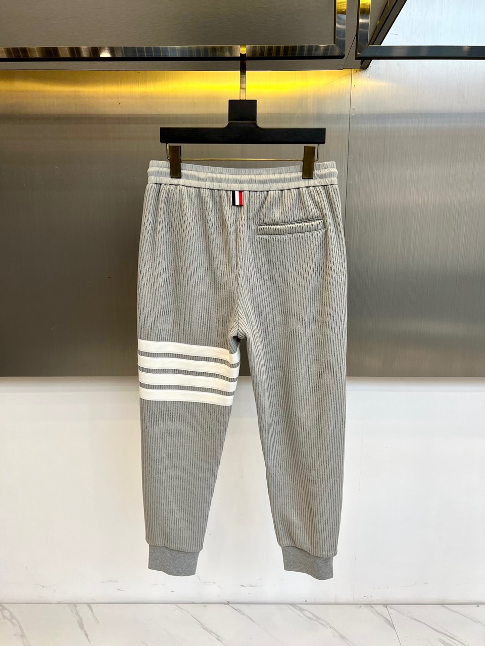 TB汤姆布朗、2025秋冬新品【加绒加厚】休闲长裤，以实用主义设计诠释冬日舒适美学。裤装采用弹性抽绳腰头