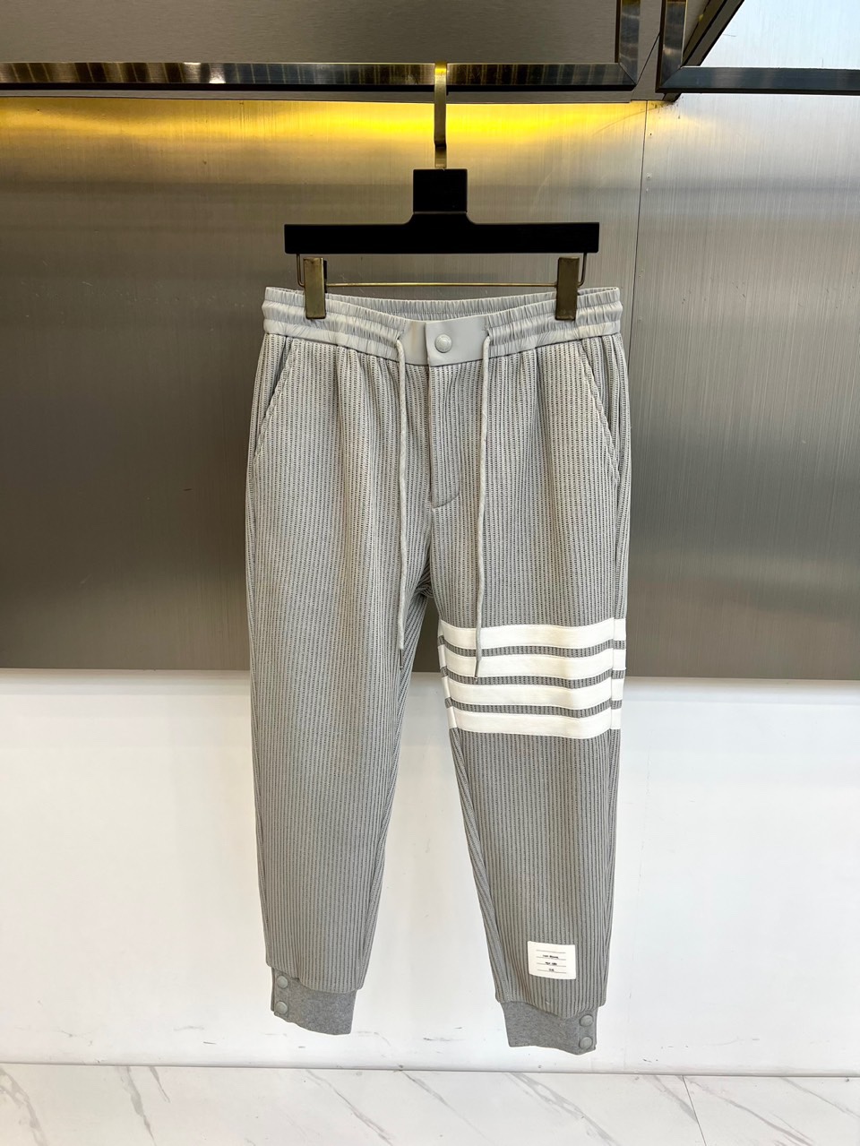 TB汤姆布朗、2025秋冬新品【加绒加厚】休闲长裤，以实用主义设计诠释冬日舒适美学。裤装采用弹性抽绳腰头