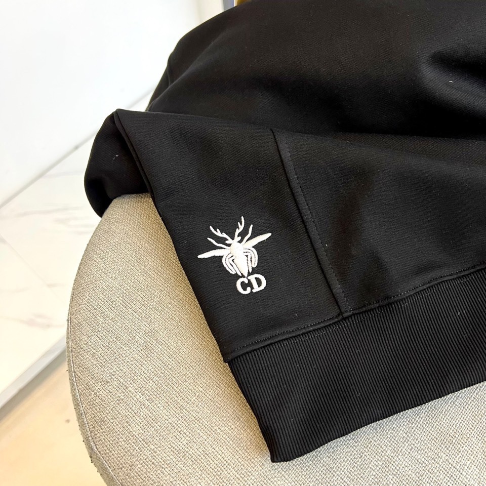 Dio迪奥、2025秋冬新品连帽卫衣，以现代设计语言诠释经典时尚魅力。款式采用宽松适度的廓形剪裁，连帽搭