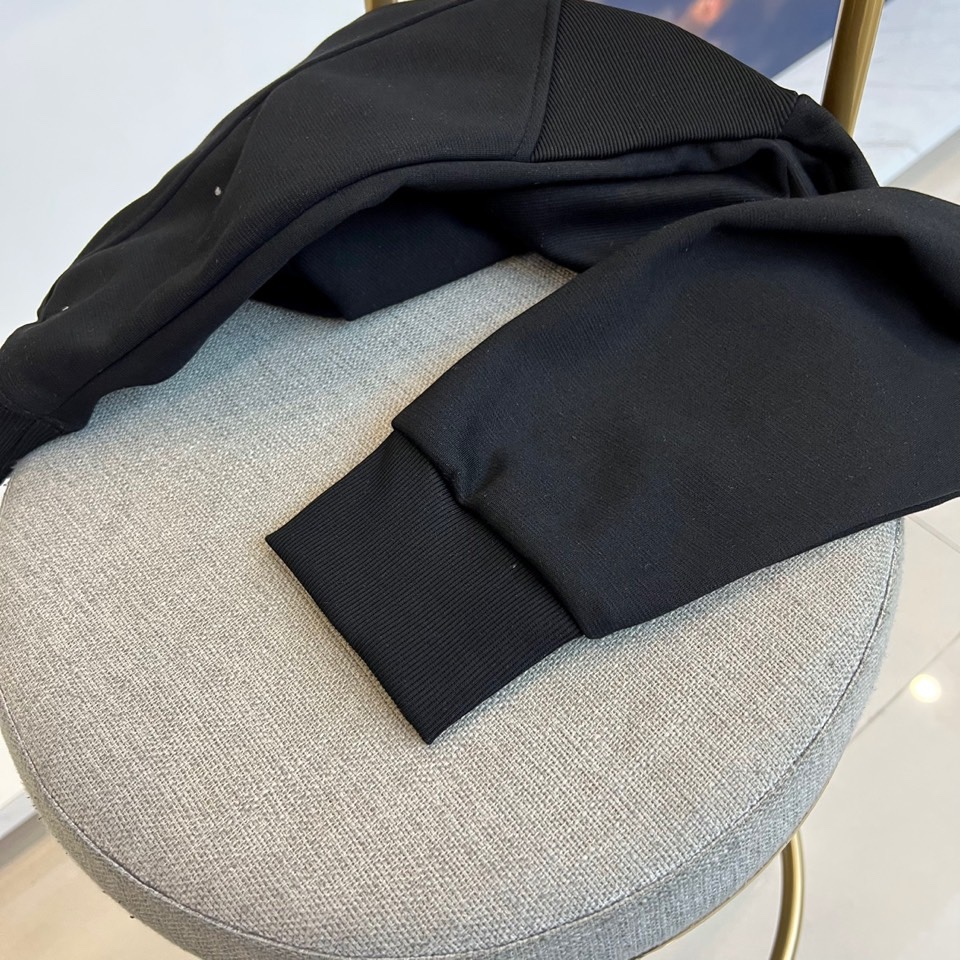 Dio迪奥、2025秋冬新品连帽卫衣，以现代设计语言诠释经典时尚魅力。款式采用宽松适度的廓形剪裁，连帽搭