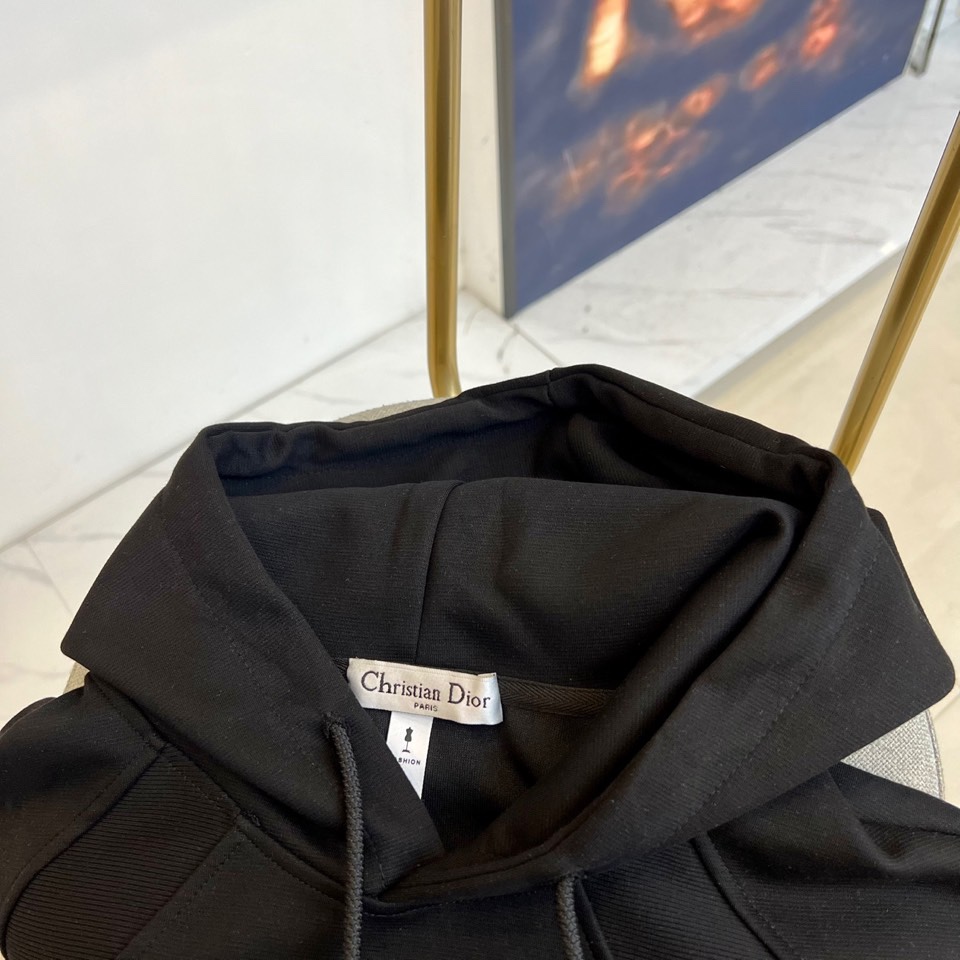 Dio迪奥、2025秋冬新品连帽卫衣，以现代设计语言诠释经典时尚魅力。款式采用宽松适度的廓形剪裁，连帽搭