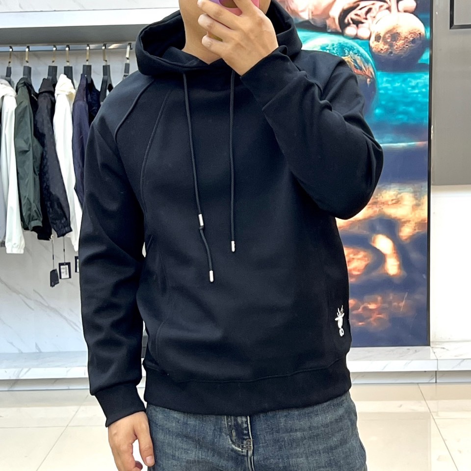 Dio迪奥、2025秋冬新品连帽卫衣，以现代设计语言诠释经典时尚魅力。款式采用宽松适度的廓形剪裁，连帽搭