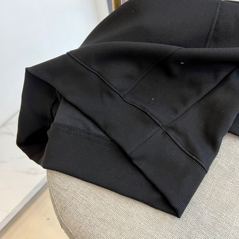 Dio迪奥、2025秋冬新品连帽卫衣，以现代设计语言诠释经典时尚魅力。款式采用宽松适度的廓形剪裁，连帽搭