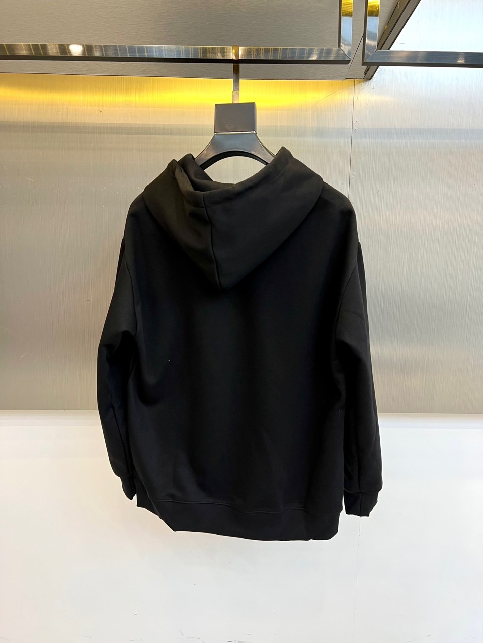 Dio迪奥、2025秋冬新品连帽卫衣，以现代设计语言诠释经典时尚魅力。款式采用宽松适度的廓形剪裁，连帽搭