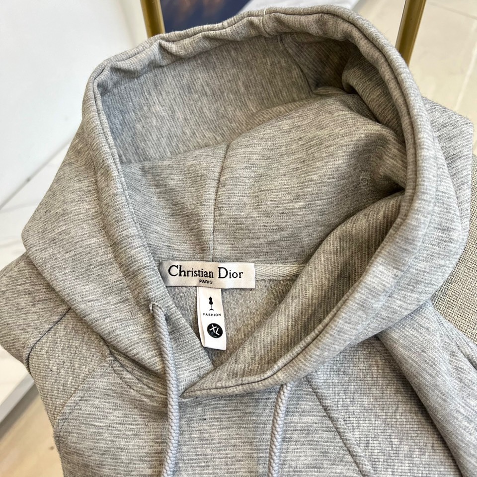 Dio迪奥、2025秋冬新品连帽卫衣，以现代设计语言诠释经典时尚魅力。款式采用宽松适度的廓形剪裁，连帽搭