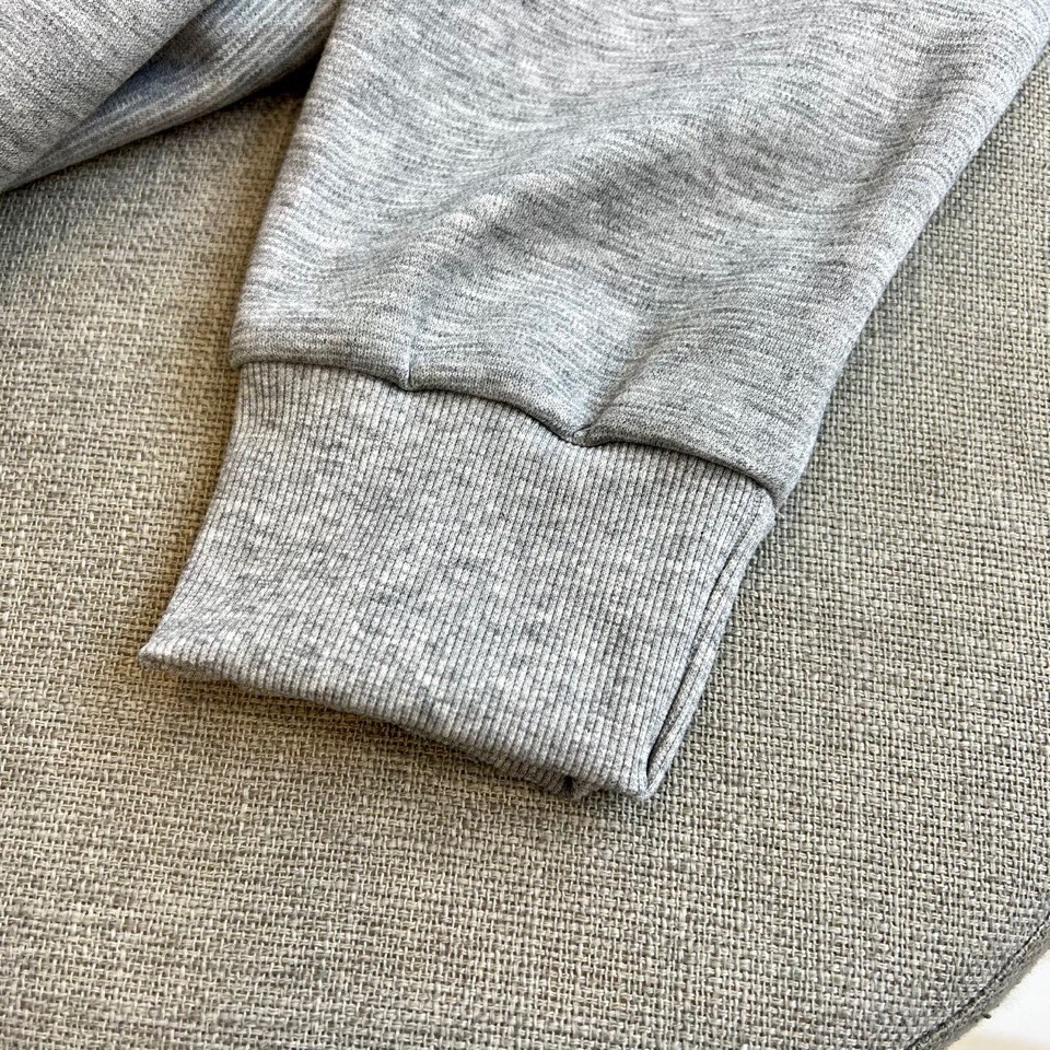 Dio迪奥、2025秋冬新品连帽卫衣，以现代设计语言诠释经典时尚魅力。款式采用宽松适度的廓形剪裁，连帽搭