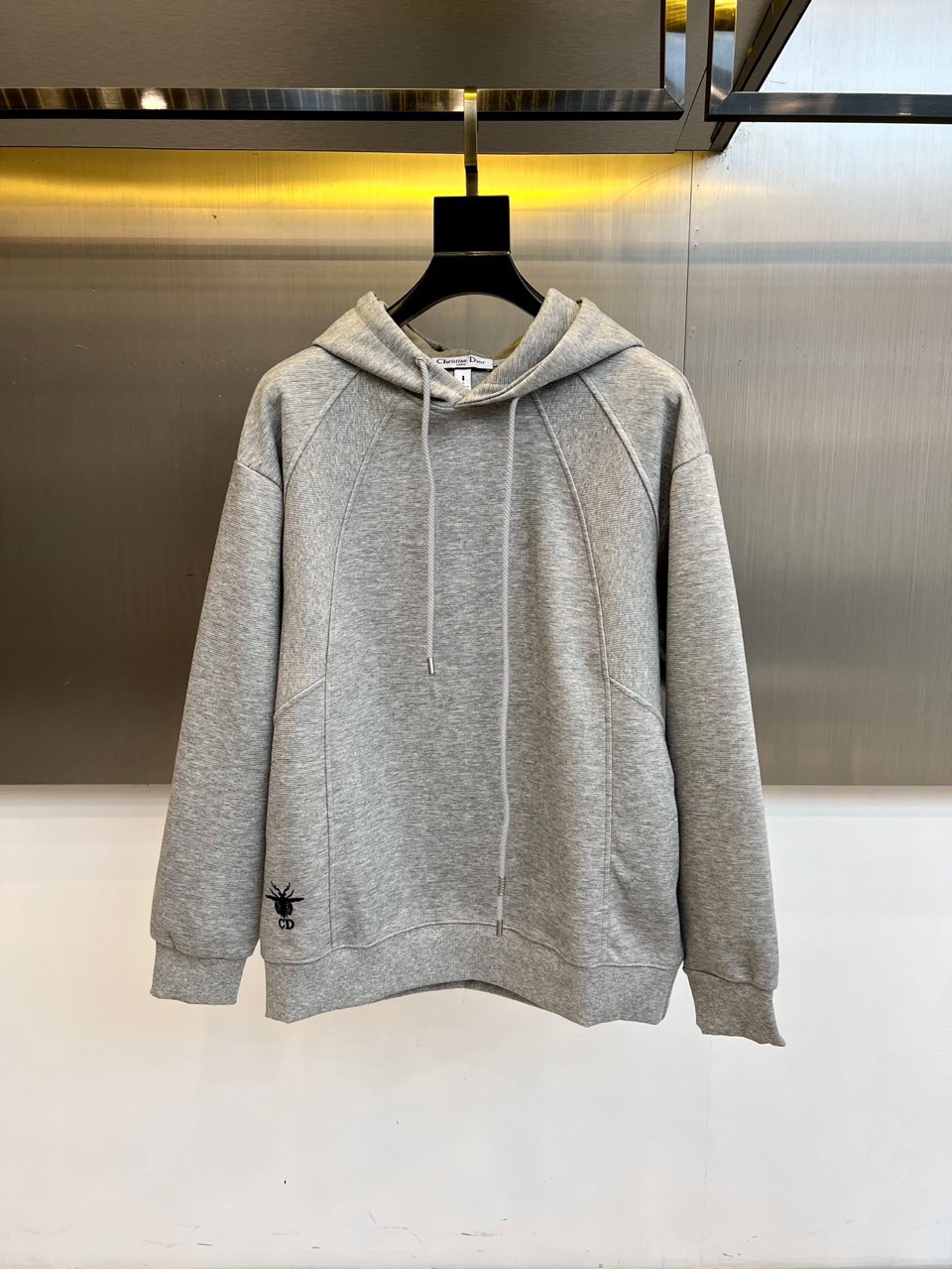 Dio迪奥、2025秋冬新品连帽卫衣，以现代设计语言诠释经典时尚魅力。款式采用宽松适度的廓形剪裁，连帽搭