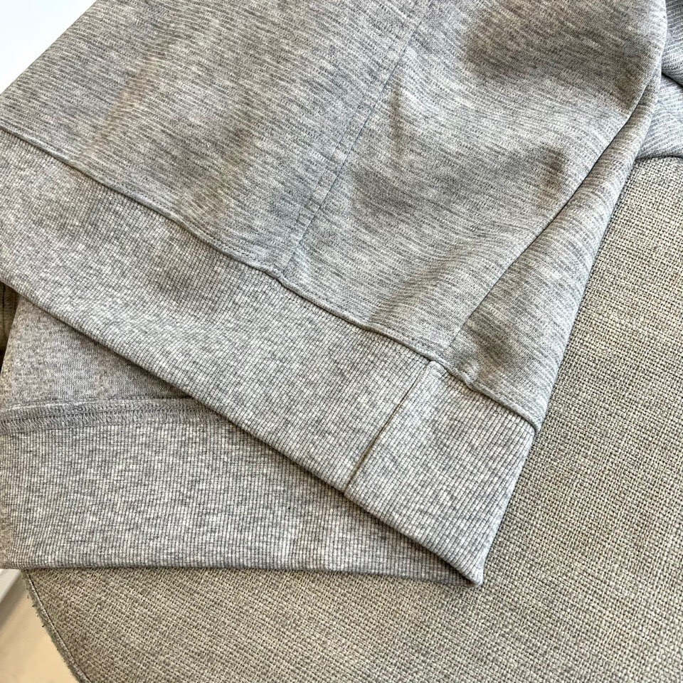 Dio迪奥、2025秋冬新品连帽卫衣，以现代设计语言诠释经典时尚魅力。款式采用宽松适度的廓形剪裁，连帽搭