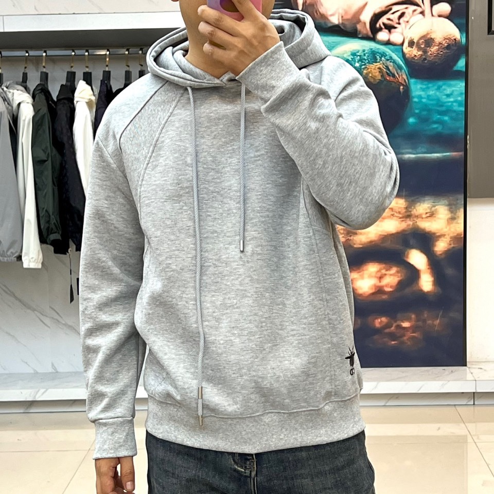 Dio迪奥、2025秋冬新品连帽卫衣，以现代设计语言诠释经典时尚魅力。款式采用宽松适度的廓形剪裁，连帽搭