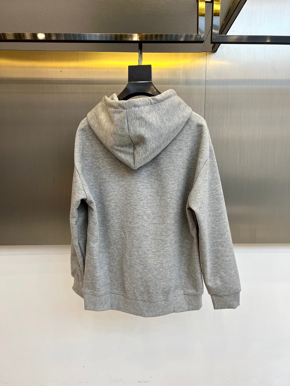 Dio迪奥、2025秋冬新品连帽卫衣，以现代设计语言诠释经典时尚魅力。款式采用宽松适度的廓形剪裁，连帽搭