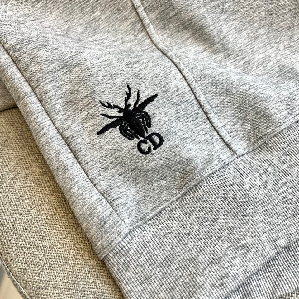 Dio迪奥、2025秋冬新品连帽卫衣，以现代设计语言诠释经典时尚魅力。款式采用宽松适度的廓形剪裁，连帽搭