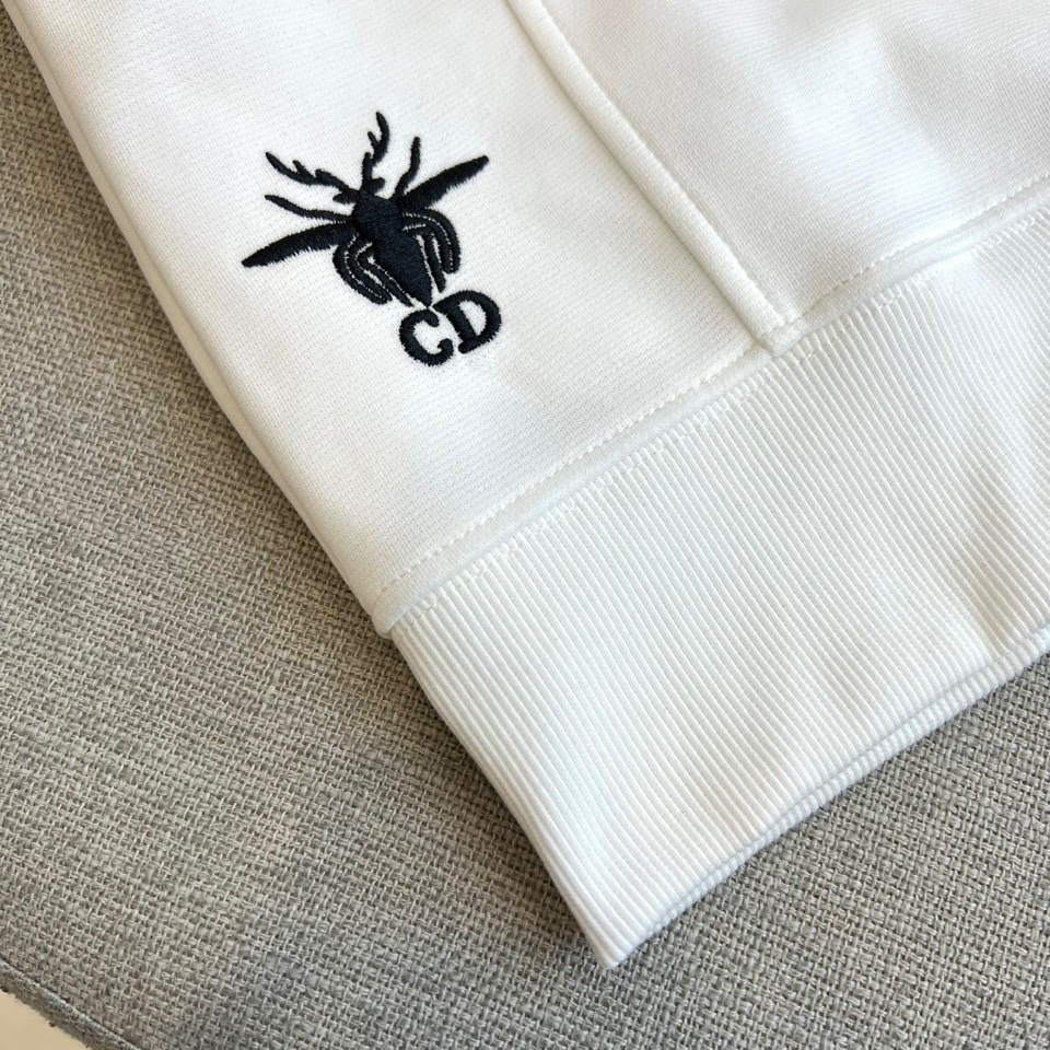 Dio迪奥、2025秋冬新品连帽卫衣，以现代设计语言诠释经典时尚魅力。款式采用宽松适度的廓形剪裁，连帽搭