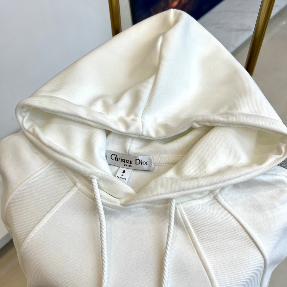 Dio迪奥、2025秋冬新品连帽卫衣，以现代设计语言诠释经典时尚魅力。款式采用宽松适度的廓形剪裁，连帽搭