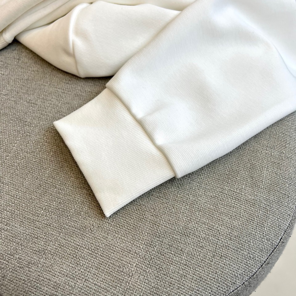 Dio迪奥、2025秋冬新品连帽卫衣，以现代设计语言诠释经典时尚魅力。款式采用宽松适度的廓形剪裁，连帽搭