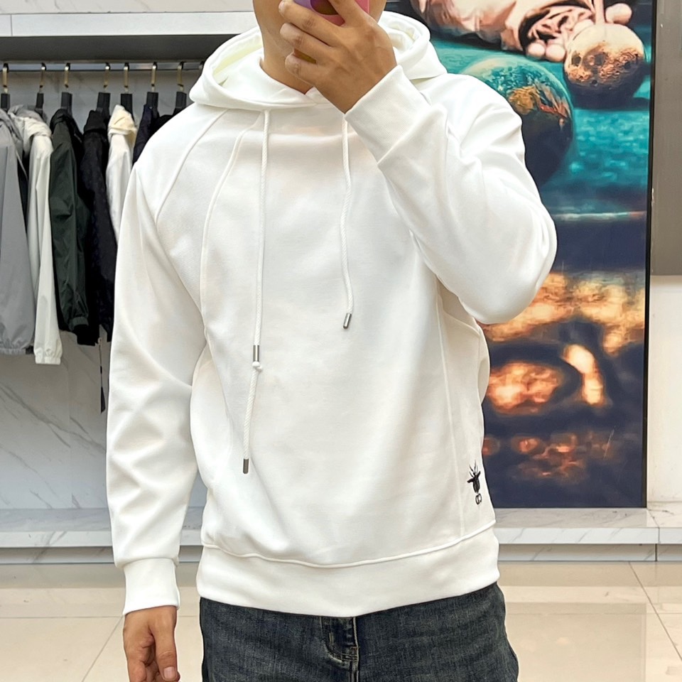 Dio迪奥、2025秋冬新品连帽卫衣，以现代设计语言诠释经典时尚魅力。款式采用宽松适度的廓形剪裁，连帽搭