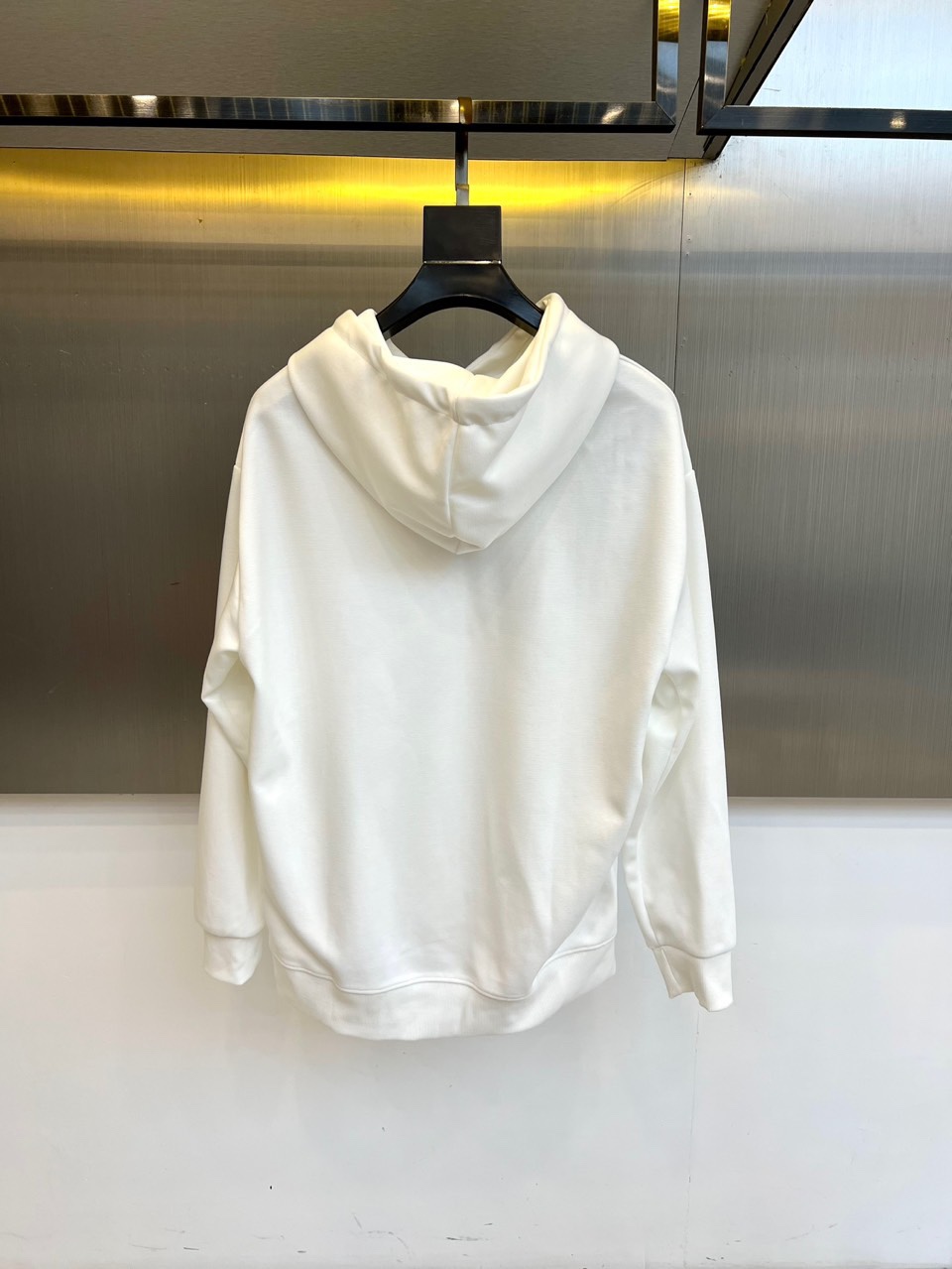 Dio迪奥、2025秋冬新品连帽卫衣，以现代设计语言诠释经典时尚魅力。款式采用宽松适度的廓形剪裁，连帽搭