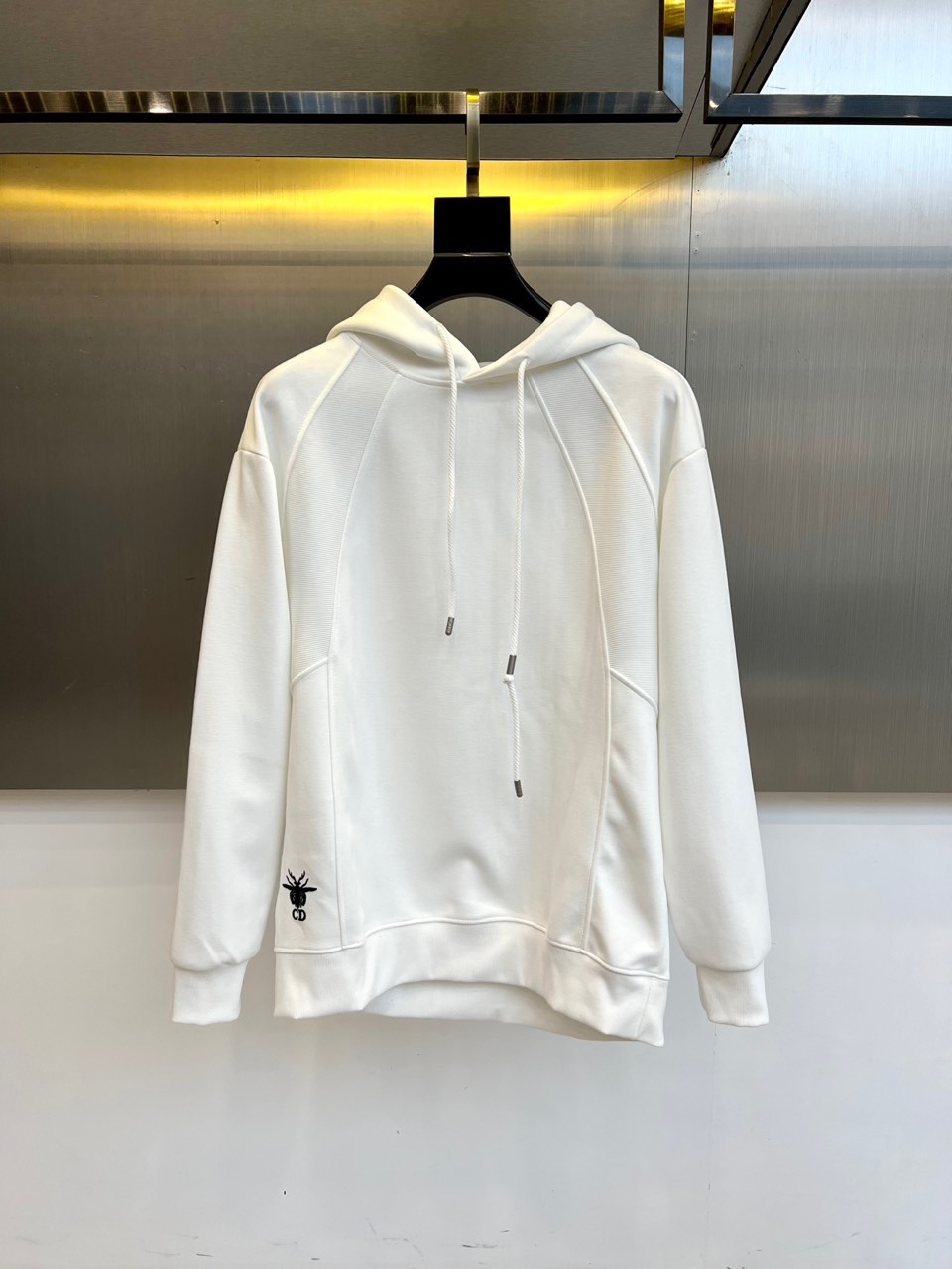 Dio迪奥、2025秋冬新品连帽卫衣，以现代设计语言诠释经典时尚魅力。款式采用宽松适度的廓形剪裁，连帽搭