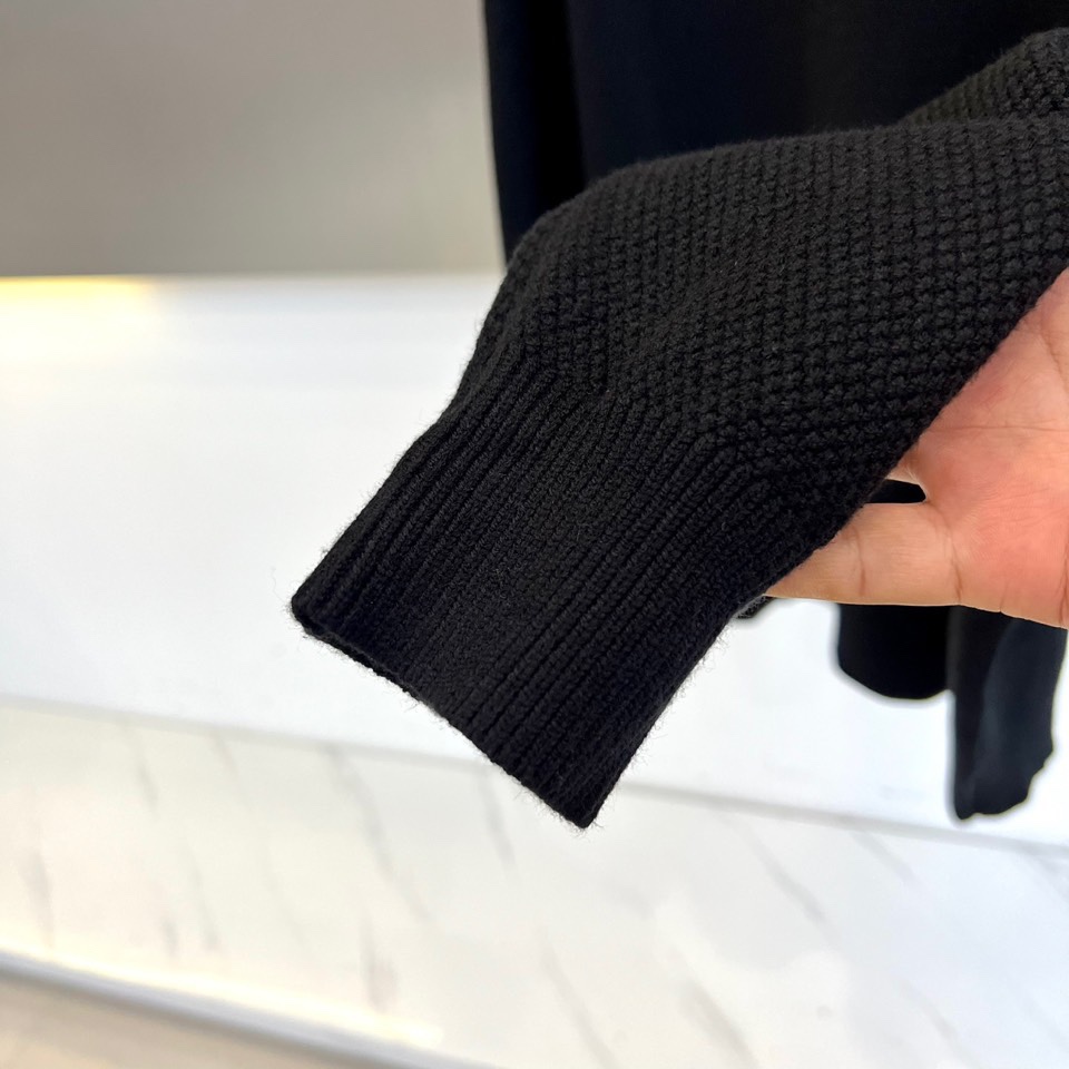 Gu古驰、2025秋冬新品针织毛衣，以简约圆领设计与柔软棉质材质诠释低调奢华。这款毛衣采用100%棉质面