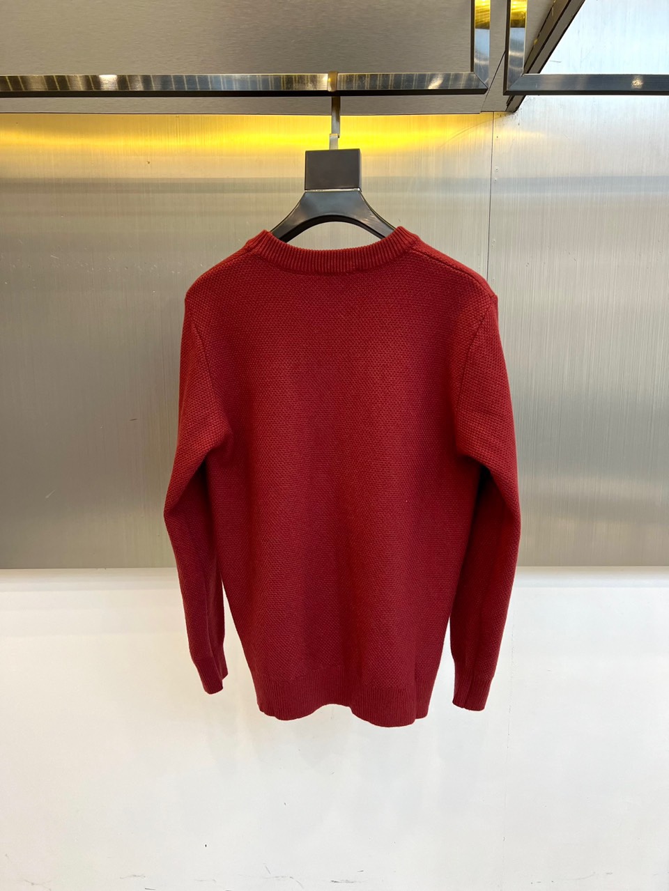 Gu古驰、2025秋冬新品针织毛衣，以简约圆领设计与柔软棉质材质诠释低调奢华。这款毛衣采用100%棉质面