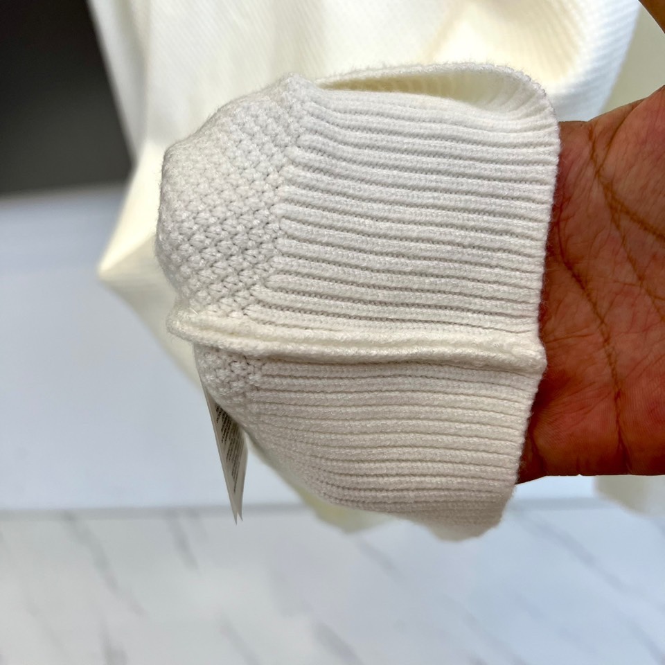 Gu古驰、2025秋冬新品针织毛衣，以简约圆领设计与柔软棉质材质诠释低调奢华。这款毛衣采用100%棉质面