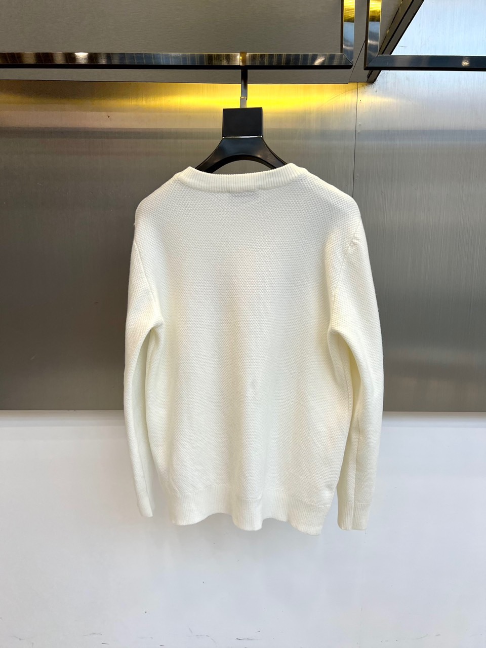 Gu古驰、2025秋冬新品针织毛衣，以简约圆领设计与柔软棉质材质诠释低调奢华。这款毛衣采用100%棉质面