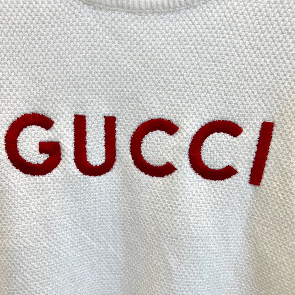 Gu古驰、2025秋冬新品针织毛衣，以简约圆领设计与柔软棉质材质诠释低调奢华。这款毛衣采用100%棉质面