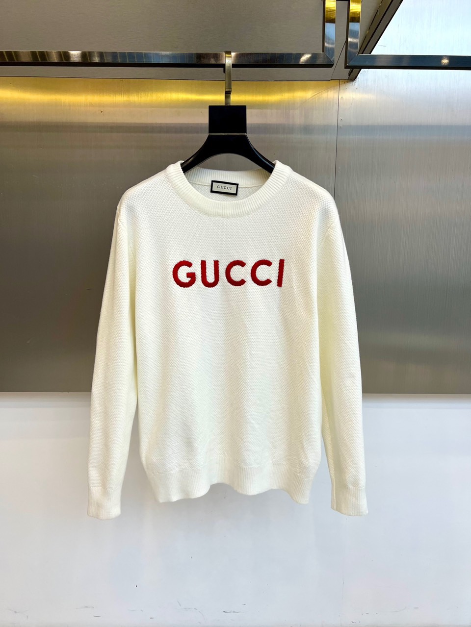 Gu古驰、2025秋冬新品针织毛衣，以简约圆领设计与柔软棉质材质诠释低调奢华。这款毛衣采用100%棉质面