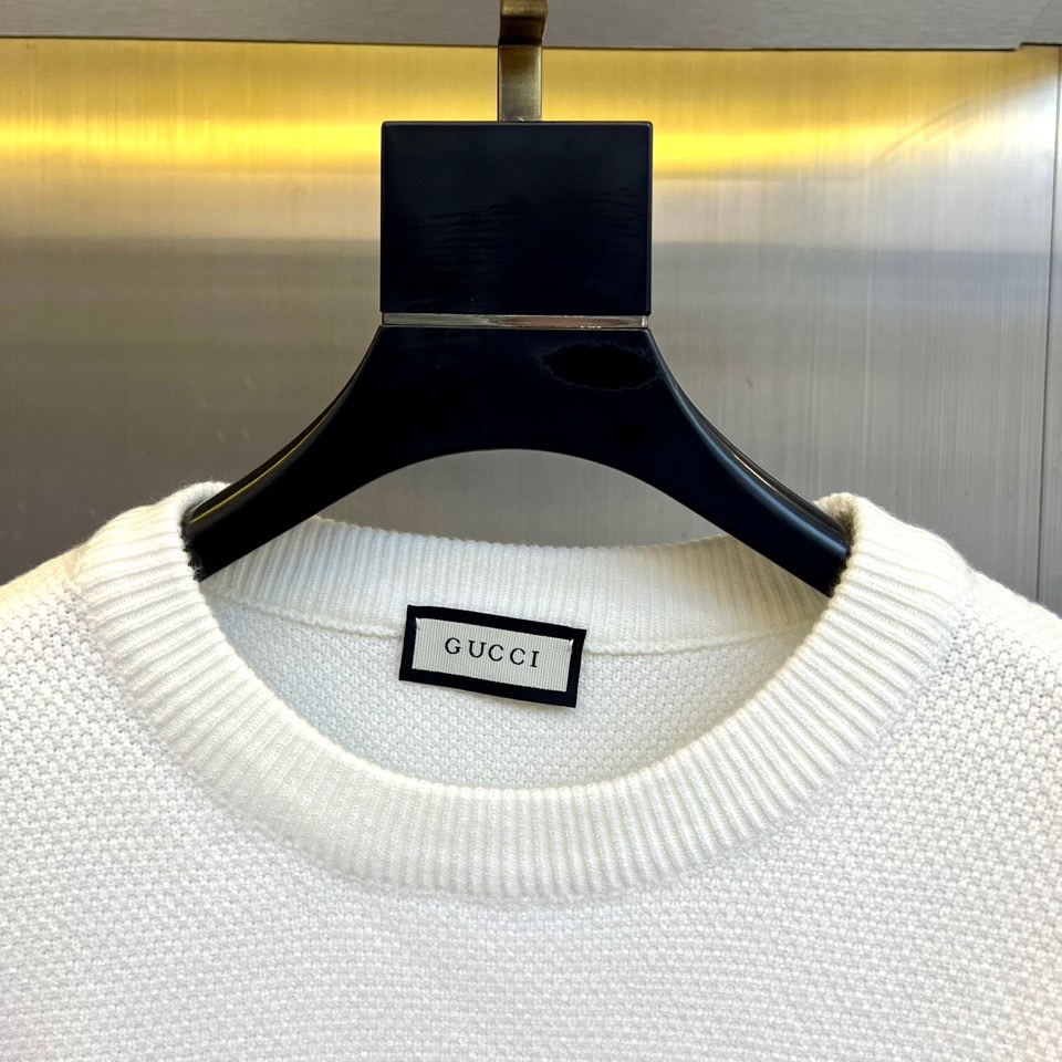 Gu古驰、2025秋冬新品针织毛衣，以简约圆领设计与柔软棉质材质诠释低调奢华。这款毛衣采用100%棉质面