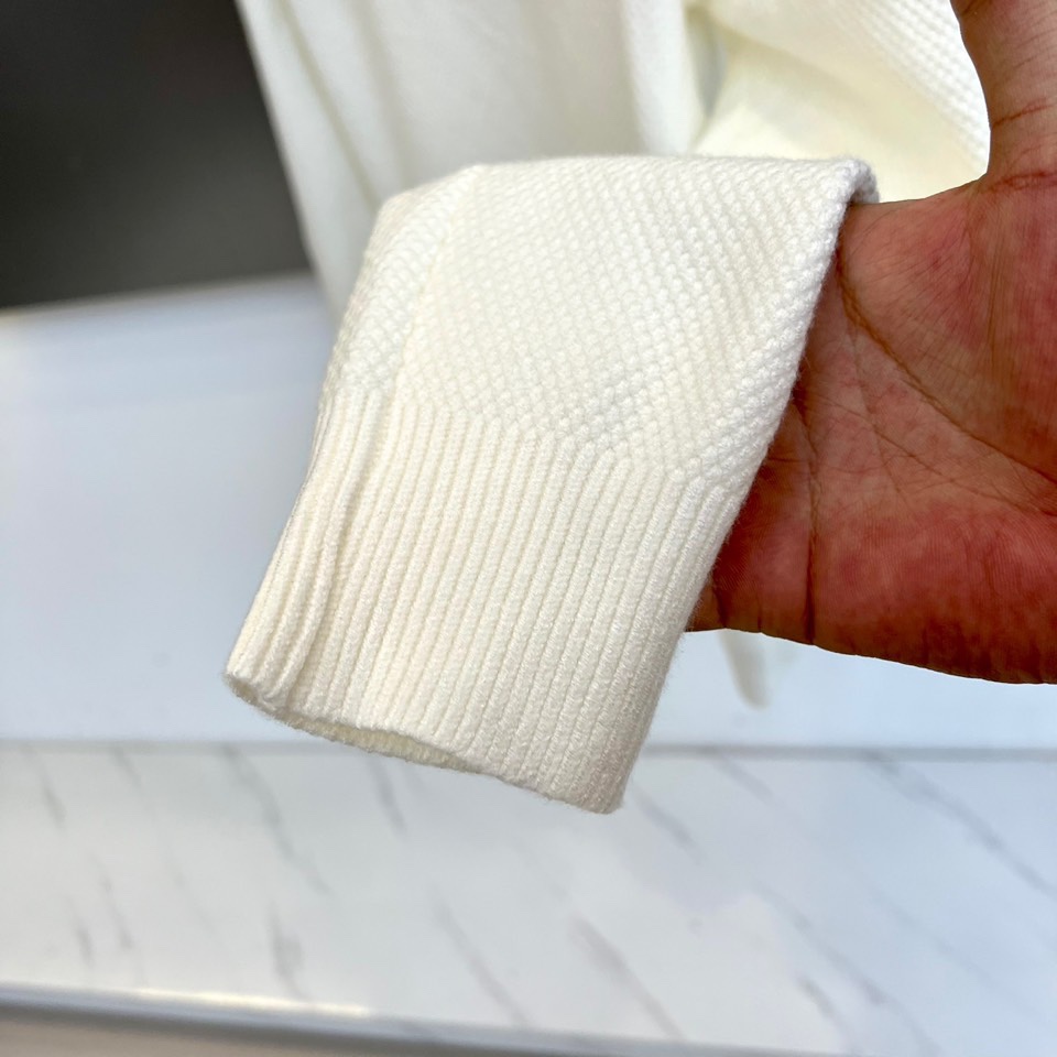 Gu古驰、2025秋冬新品针织毛衣，以简约圆领设计与柔软棉质材质诠释低调奢华。这款毛衣采用100%棉质面