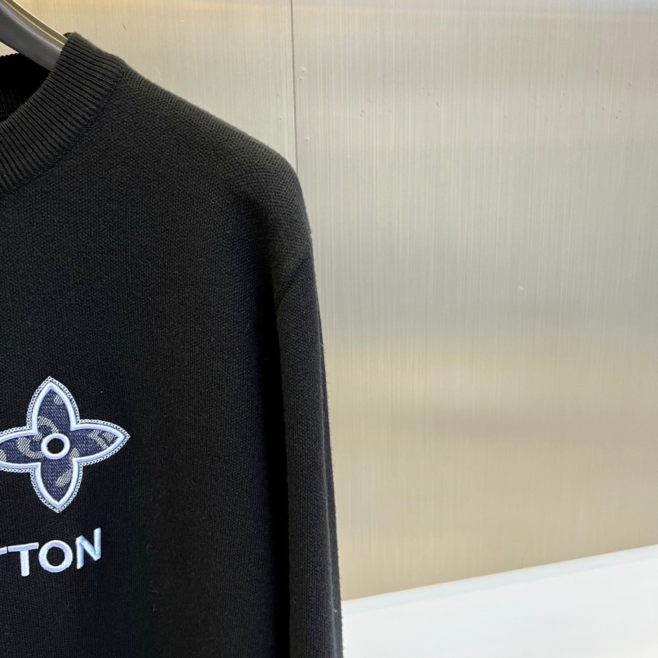 1v威登、2025秋冬新品圆领卫衣，以极简设计演绎奢华休闲风尚。款式采用宽松舒适的圆领廓形，胸前饰以品牌