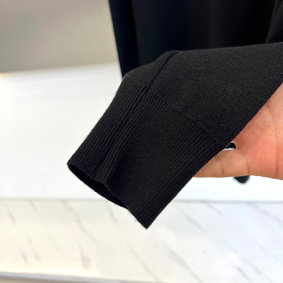 1v威登、2025秋冬新品圆领卫衣，以极简设计演绎奢华休闲风尚。款式采用宽松舒适的圆领廓形，胸前饰以品牌