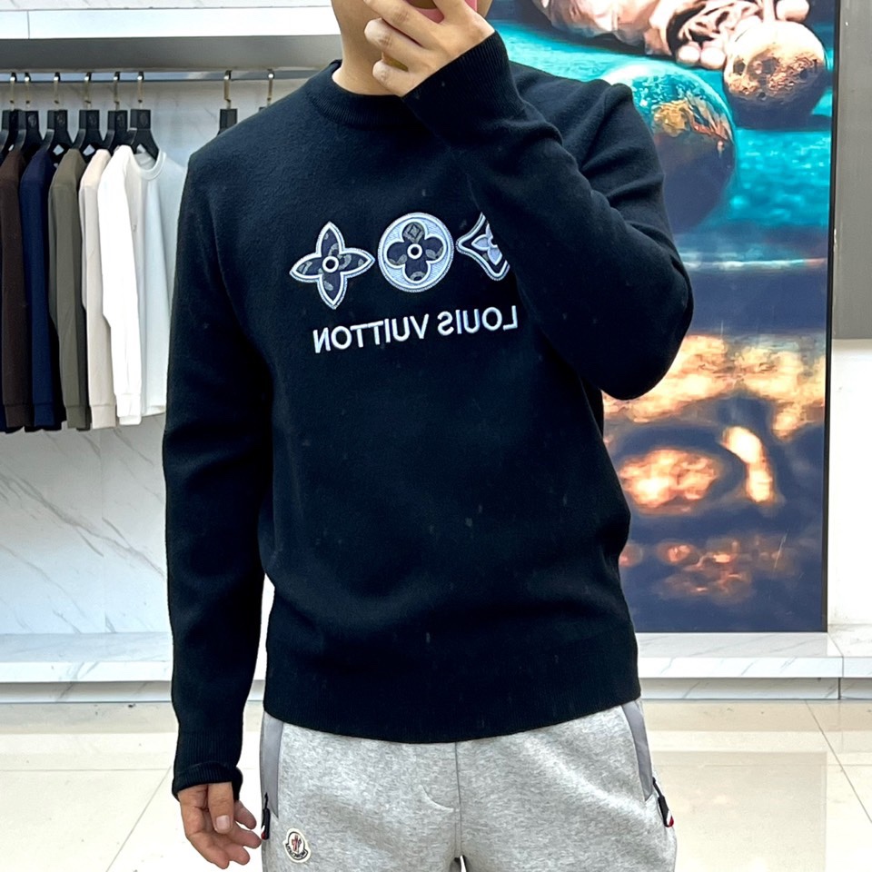 1v威登、2025秋冬新品圆领卫衣，以极简设计演绎奢华休闲风尚。款式采用宽松舒适的圆领廓形，胸前饰以品牌