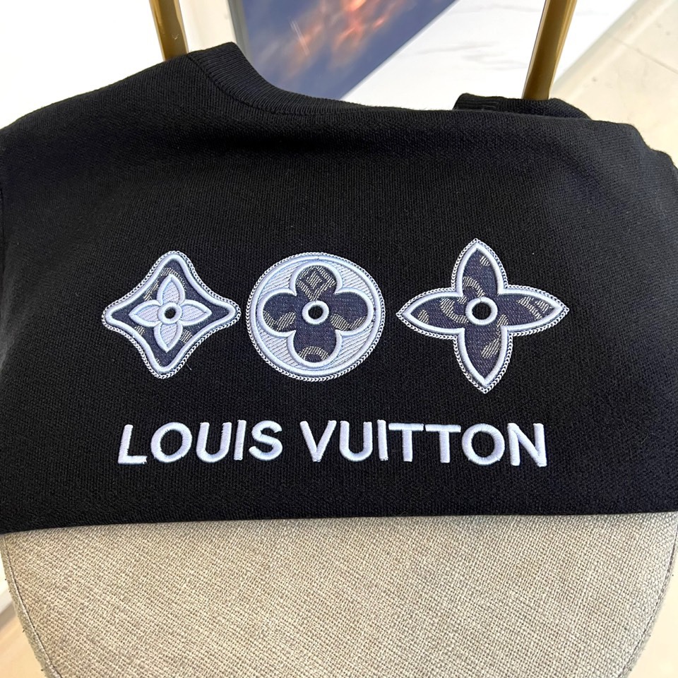 1v威登、2025秋冬新品圆领卫衣，以极简设计演绎奢华休闲风尚。款式采用宽松舒适的圆领廓形，胸前饰以品牌