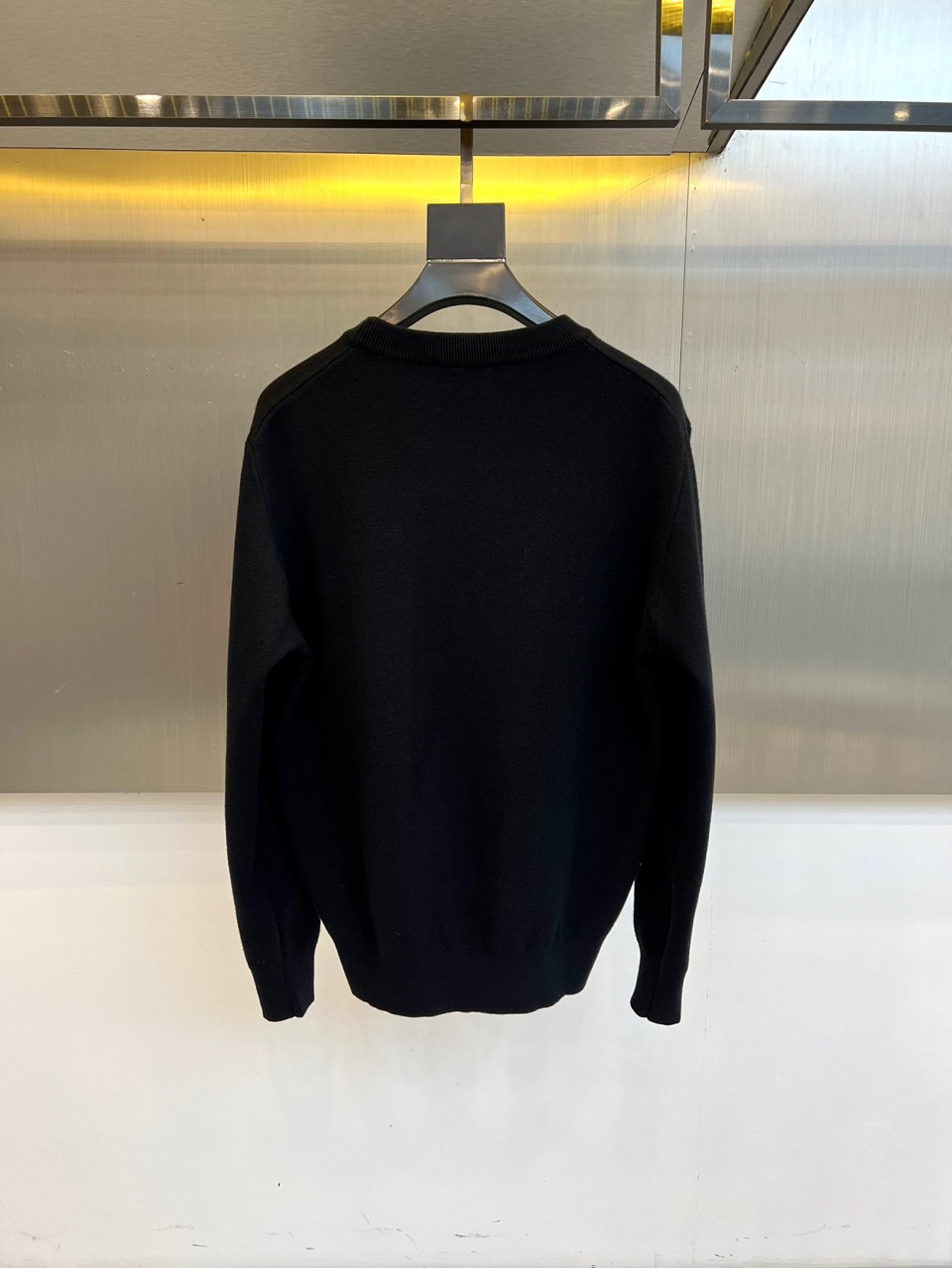 1v威登、2025秋冬新品圆领卫衣，以极简设计演绎奢华休闲风尚。款式采用宽松舒适的圆领廓形，胸前饰以品牌