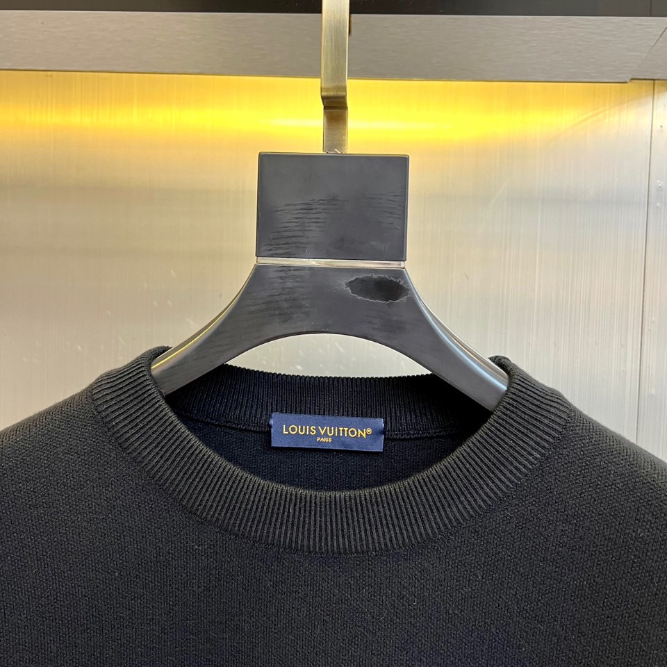 1v威登、2025秋冬新品圆领卫衣，以极简设计演绎奢华休闲风尚。款式采用宽松舒适的圆领廓形，胸前饰以品牌