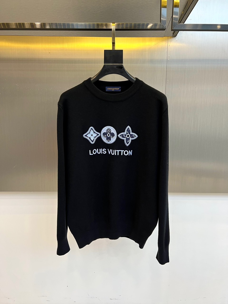 1v威登、2025秋冬新品圆领卫衣，以极简设计演绎奢华休闲风尚。款式采用宽松舒适的圆领廓形，胸前饰以品牌