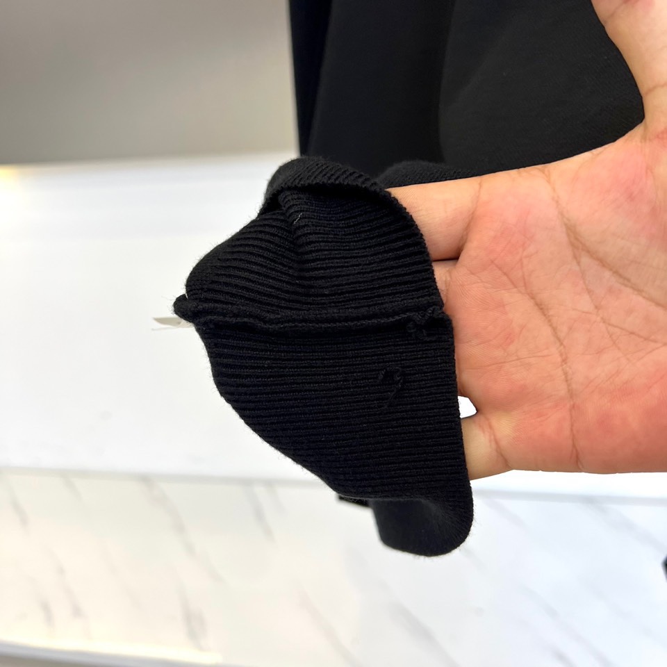 1v威登、2025秋冬新品圆领卫衣，以极简设计演绎奢华休闲风尚。款式采用宽松舒适的圆领廓形，胸前饰以品牌