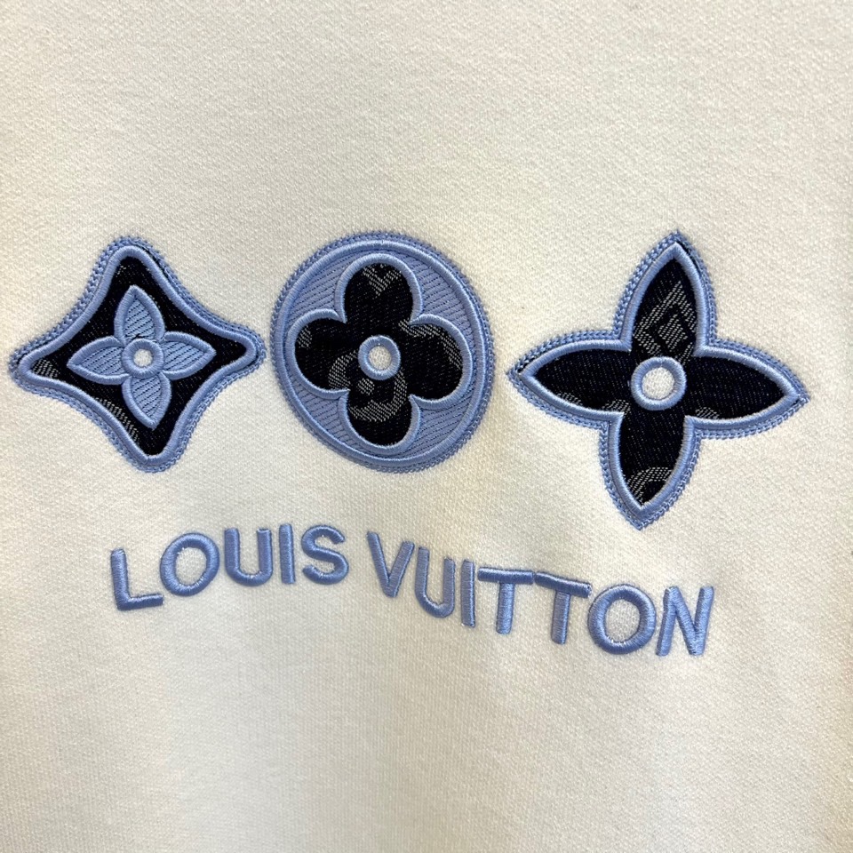 1v威登、2025秋冬新品圆领卫衣，以极简设计演绎奢华休闲风尚。款式采用宽松舒适的圆领廓形，胸前饰以品牌